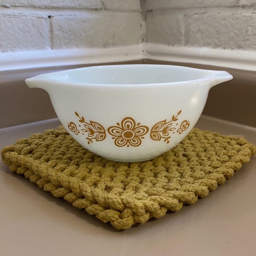 PYREX Butterfly Gold 441 1 1/2 Pint EUC